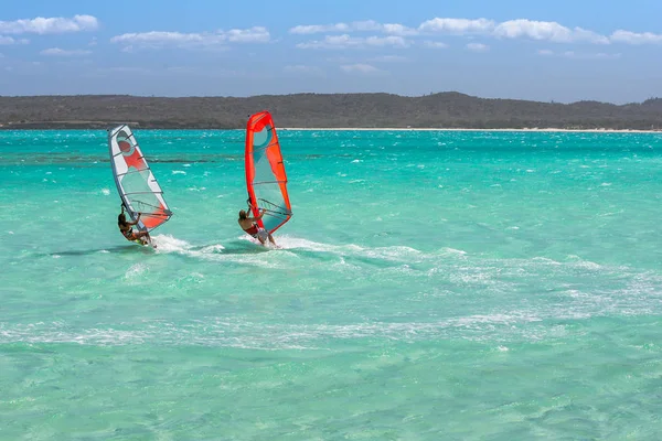 Windsurfistas en la laguna — Foto de Stock