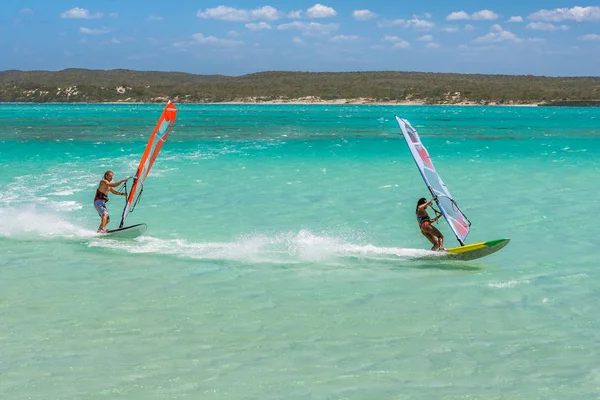 Windsurfers na lagoa — Fotografia de Stock