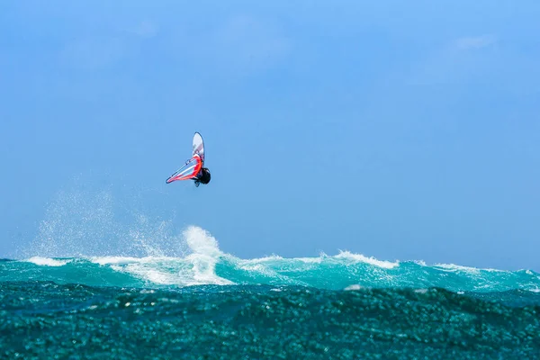 Windsurfer saltando na lagoa — Fotografia de Stock