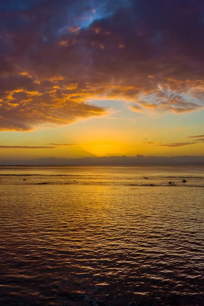 Paysage nuageux au coucher du soleil — Photo