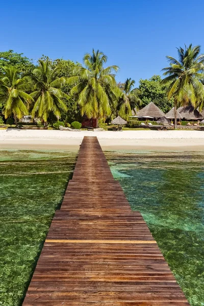 Тропічний вид на пляж з понтону — стокове фото