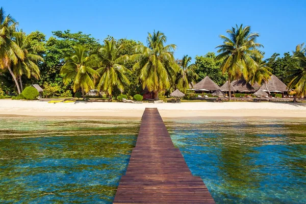 Tropisk strandutsikt från pontonen — Stockfoto