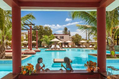 Havuz kenarında kokteyl.