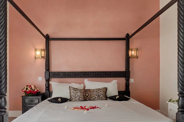 Canopy bed in moroccan luxury hotel — Stock Photo, Image