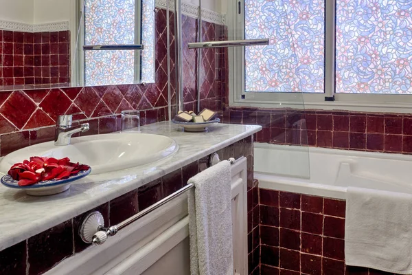 Romantic bathroom of luxury hotel — Stock Photo, Image