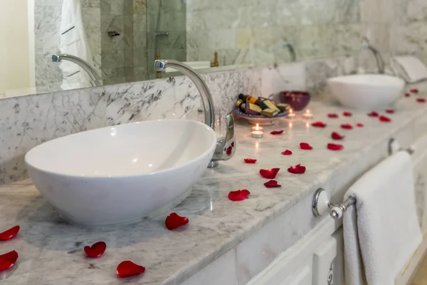 Luxury bathroom with petals and candles decoration — Stock Photo, Image