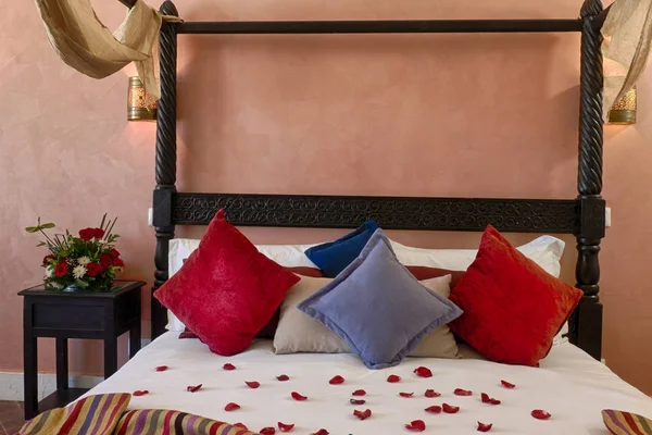 Кровать с балдахином в арабском стиле — стоковое фото