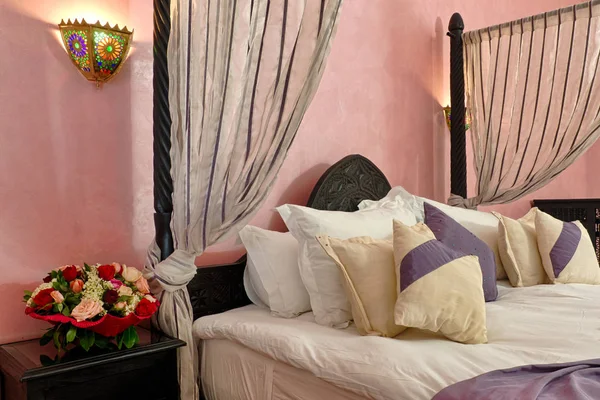 Canopy bed in moroccan luxury hotel — Stock Photo, Image