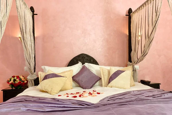 Canopy bed in moroccan luxury hotel — Stock Photo, Image