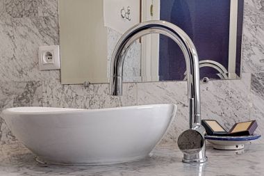 Beyaz lavabo tasarlanmış