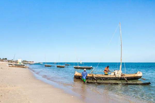 Malagasy fishermen going fishing — Stock Photo, Image