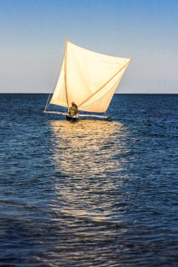 Madagaskar geleneksel outrigger Kano