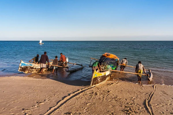 Madagaskarlı balıkçılar balıkçılık gidiyor — Stok fotoğraf