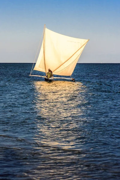 Madagaskars traditionella utriggare canoe — Stockfoto