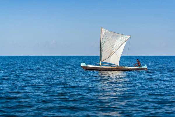 Madagaszkári hagyományos kivetővel ellátott vitorláscsónak kenu — Stock Fotó