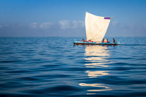 Madagaskars traditionella utriggare canoe — Stockfoto