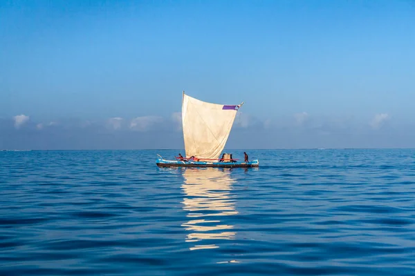 Canoa tradicional malgaxe outrigger — Fotografia de Stock