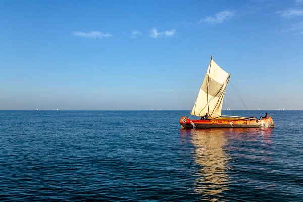 Malagasy traditional outrigger canoe — Stock Photo, Image