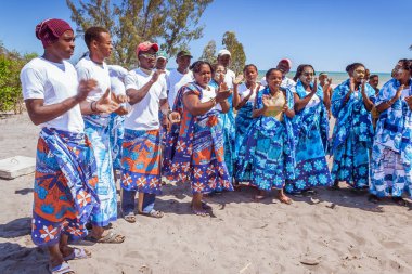 Madagaskar insanlar onların geleneksel giysiler ile