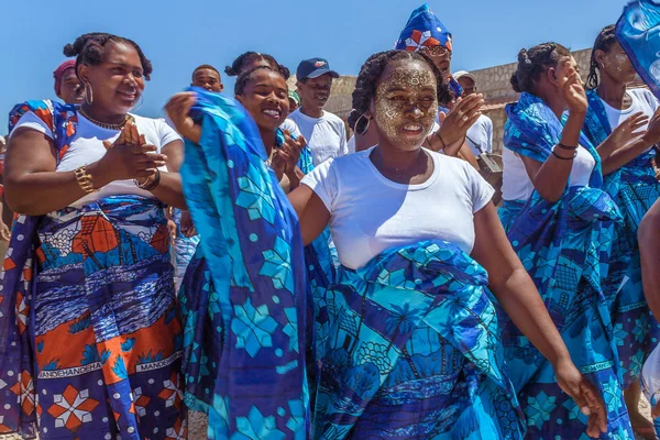 Persone malgasce con i loro abiti tradizionali — Foto Stock