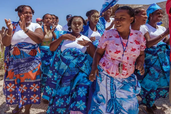 Malagasi mensen met hun traditionele outfits — Stockfoto