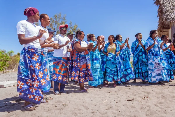 Malagasi mensen met hun traditionele outfits — Stockfoto