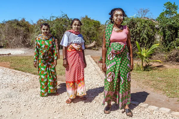 Mulheres malgaxes com suas roupas tradicionais — Fotografia de Stock