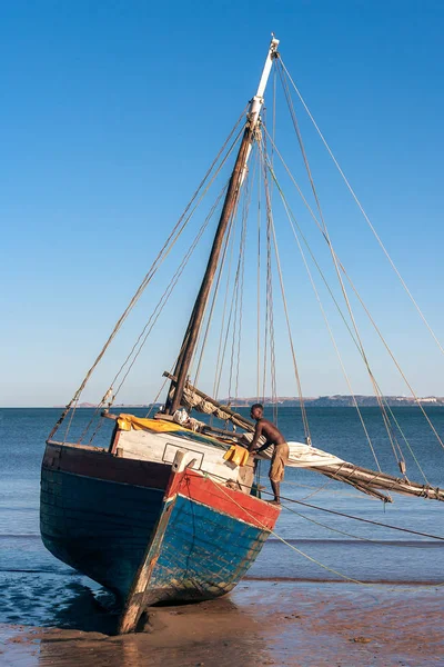 Madagaskar denizci ve onun bira bardağı — Stok fotoğraf