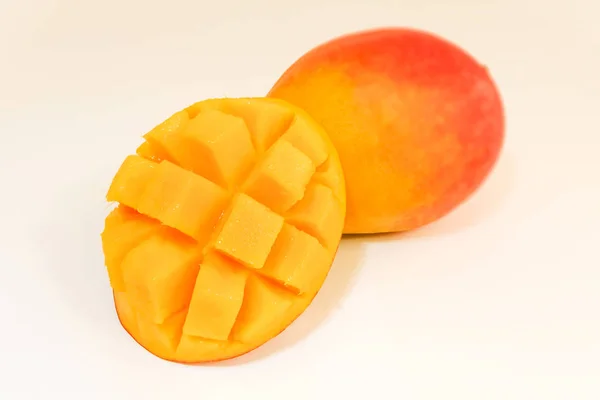 Манго фрукти ізольовані — стокове фото