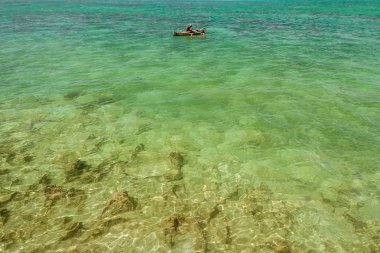 Onun outrigger Kano Madagaskarlı balıkçı