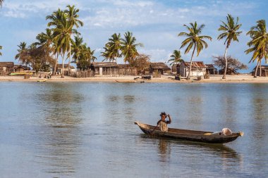 Madagaskar köylü onun sığınağın kano kürek