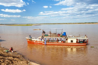 Tsiribihina Nehri boyunca