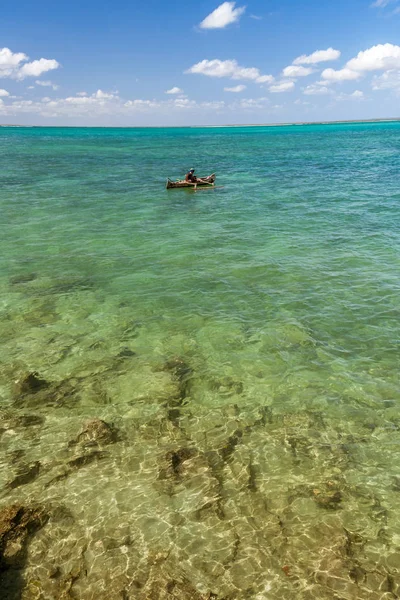 Pescador malgache en su canoa outrigger — Foto de Stock