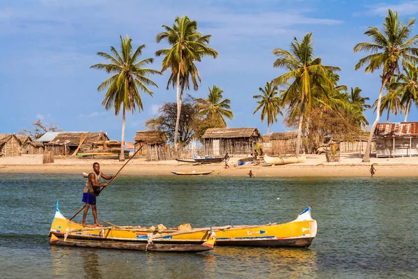 Madagaszkári falu az ő kivetővel ellátott vitorláscsónak kenu evezés — Stock Fotó