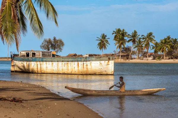 Malgache aldeano remando en su canoa dugout —  Fotos de Stock