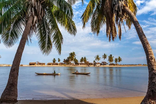 Mieszkańców Madagaskaru wioślarstwo w ich kajaki boksu — Zdjęcie stockowe