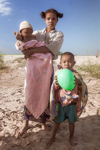 Mujer malgache y sus hijos — Foto de Stock