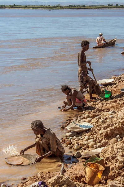 Malagasy gold panners — Stock Photo, Image