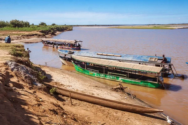 Barges and dugout canoe — Stock Photo, Image