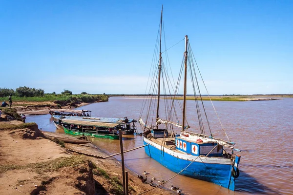 Баржі та dhow — стокове фото