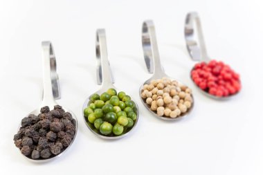 karabiber ve dört çeşit