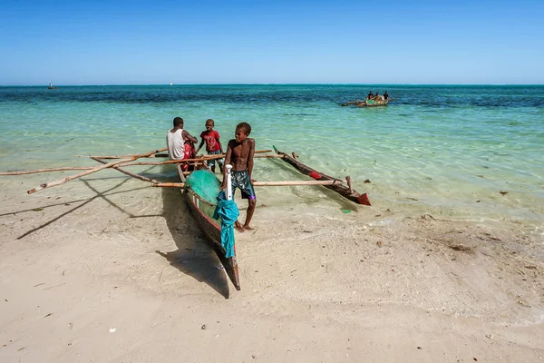 Везо рыбаков и их outrigger каноэ — стоковое фото