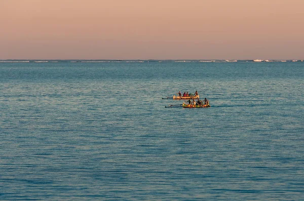 Barcos de pesca na lagoa — Fotografia de Stock