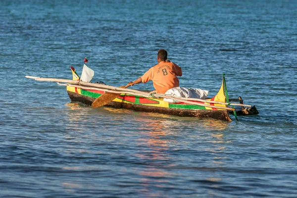 Pescador malgache remando — Foto de Stock