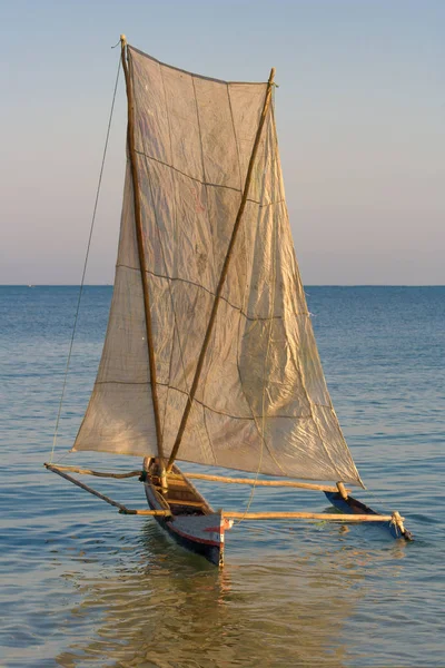 Malagasy outrigger canoe — Stock Photo, Image