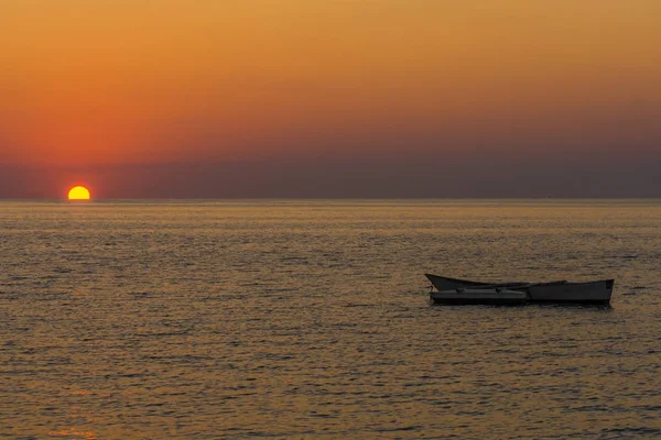 Sonnenuntergang am ifaty beach — Stockfoto