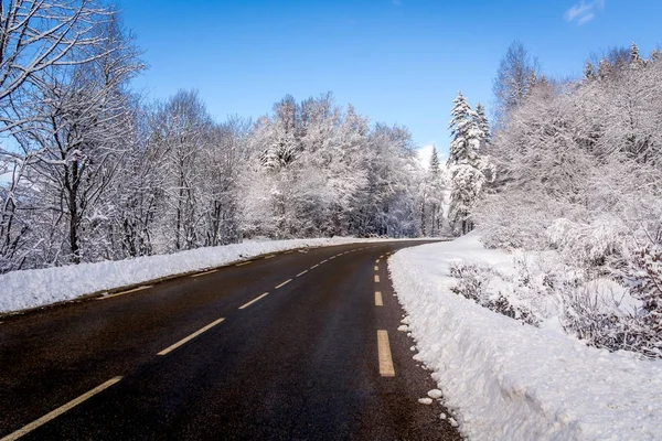 Snowy mountain road — Stock Photo, Image