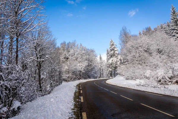 Χιονισμένος ορεινός δρόμος — Φωτογραφία Αρχείου