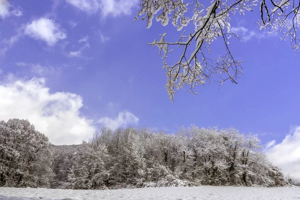 Χιονισμένο τοπίο, με νεφώσεις και ήλιος — Φωτογραφία Αρχείου