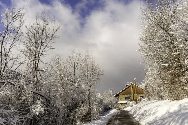 Farm barn in a cold winter landscape — Stock Photo, Image
